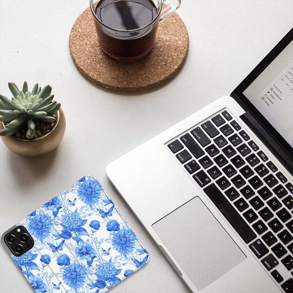 Smart Cover voor iPhone 13 Pro Max Flowers Blue op een bureau met laptop en koffie. 🌼