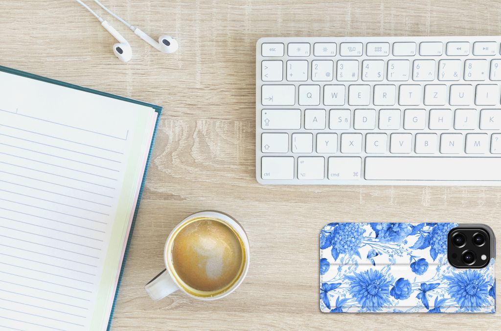 Smart Cover voor iPhone 13 Pro Max Flowers Blue op een bureau met koffiekop en notitieboek.