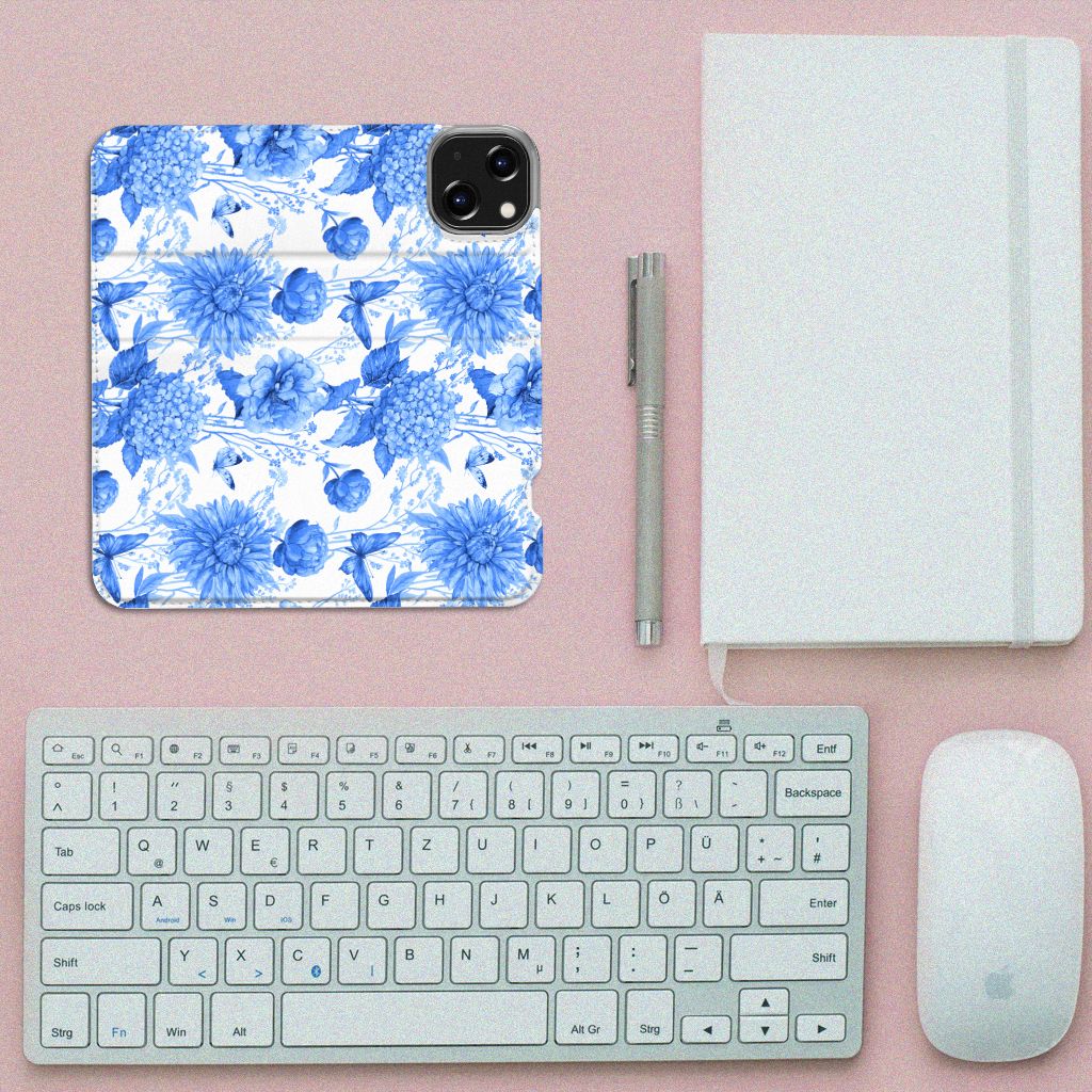 Smart Cover voor iPhone 14 Flowers Blue met Delftsblauwe bloemen, op een bureau met toetsenbord en notitieboek.