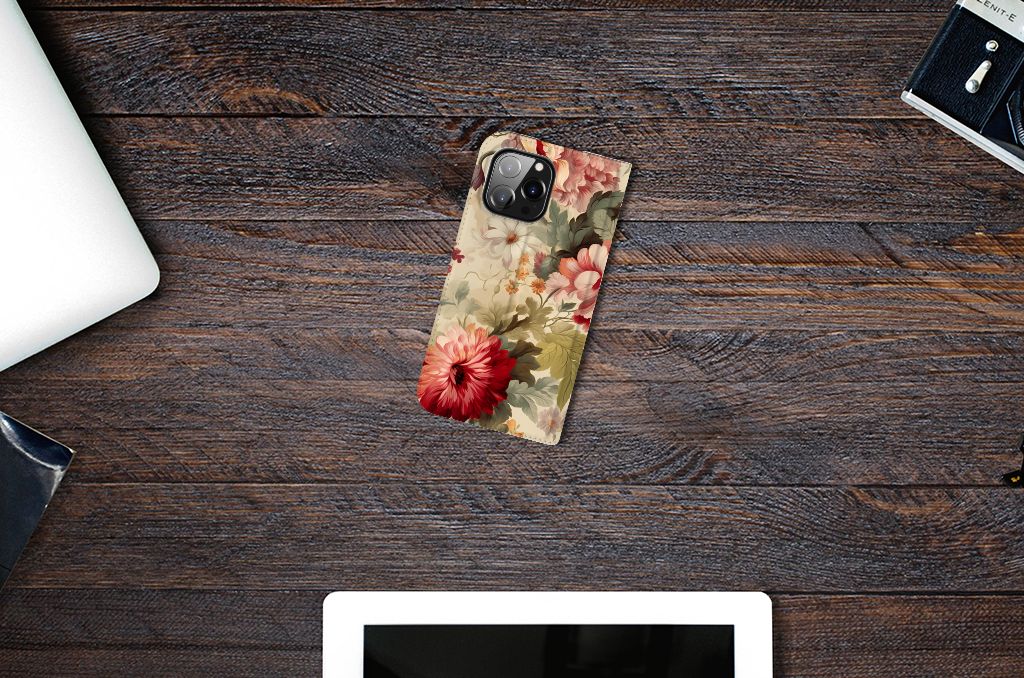 Smart Cover voor iPhone 14 Pro Max Bloemen ligt op een houten tafel met een laptop.