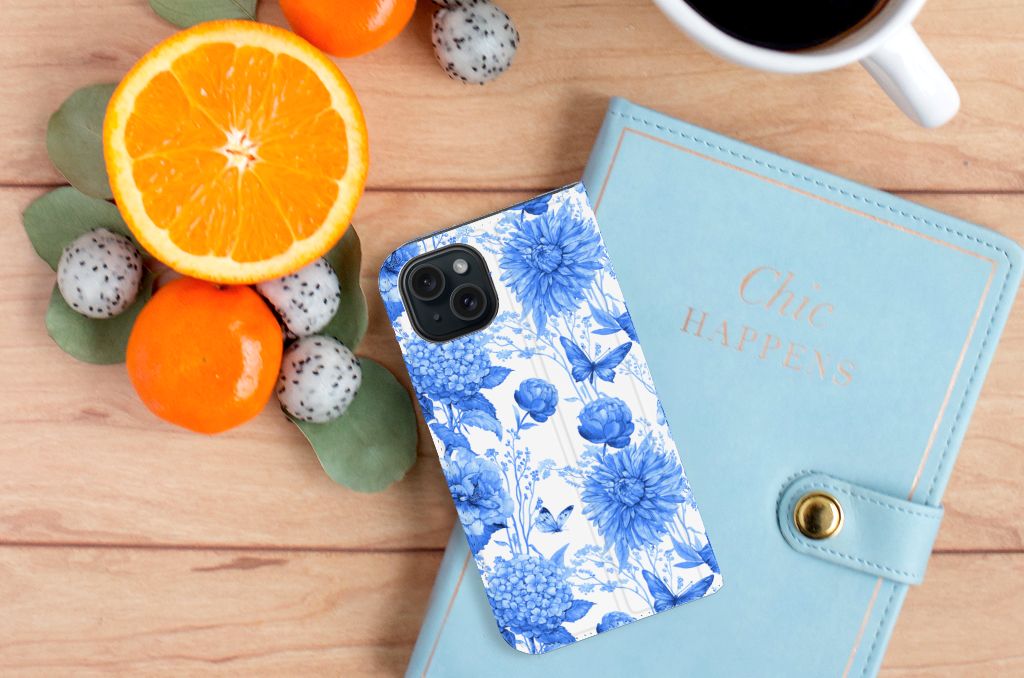 Smart Cover voor iPhone 15 Flowers Blue met Delftsblauw bloemenpatroon, perfect voor stijl en functionaliteit 🌼.