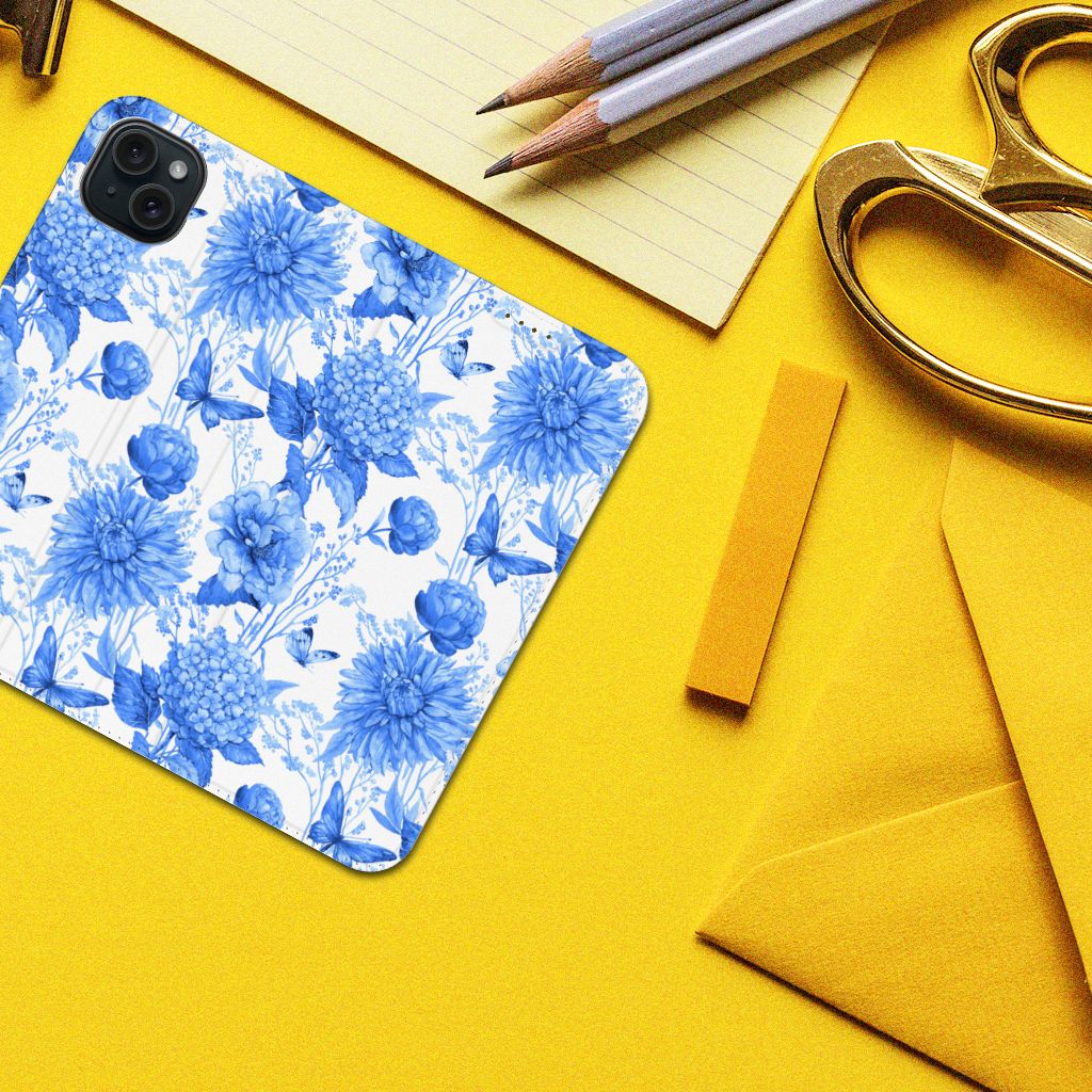 Smart Cover voor iPhone 15 Plus Flowers Blue met prachtig blauw bloemen ontwerp op een gele achtergrond.