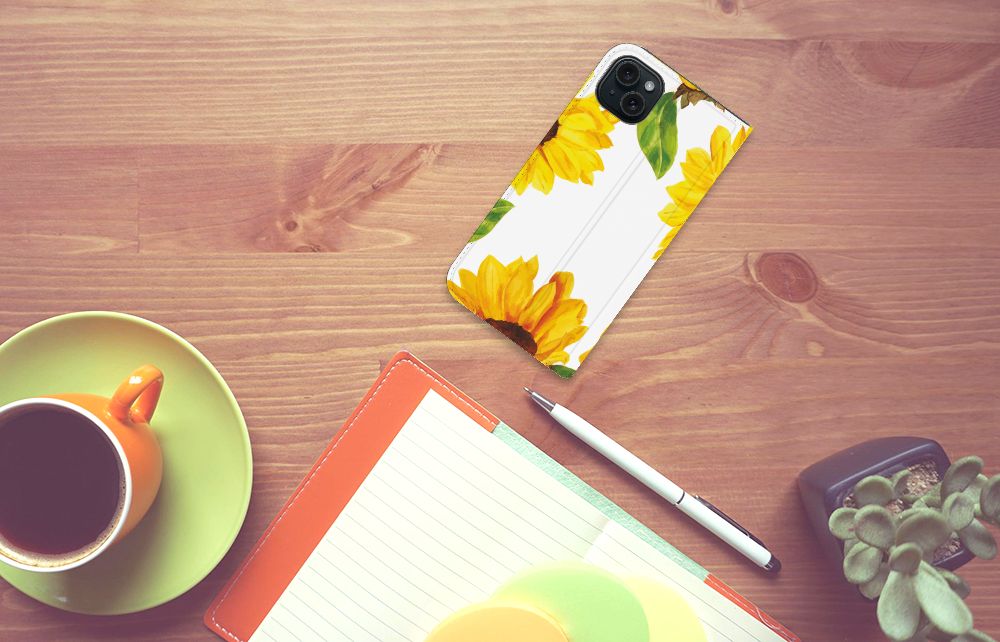 Smart Cover voor iPhone 15 Plus Zonnebloemen met zonnige zonnebloemen op een houten tafel 🌻