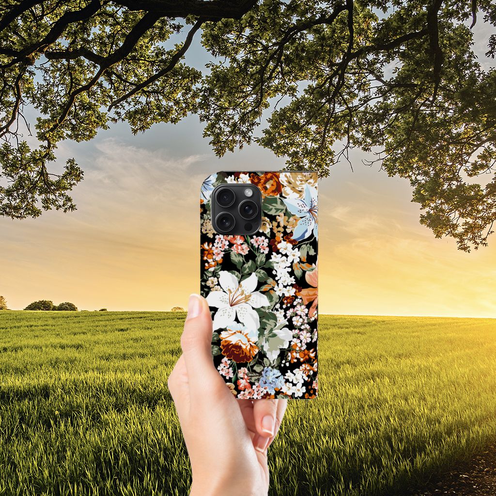 Smart Cover voor iPhone 15 Pro Max Dark Flowers met bloemenprint in een natuurlijke omgeving 🌼.