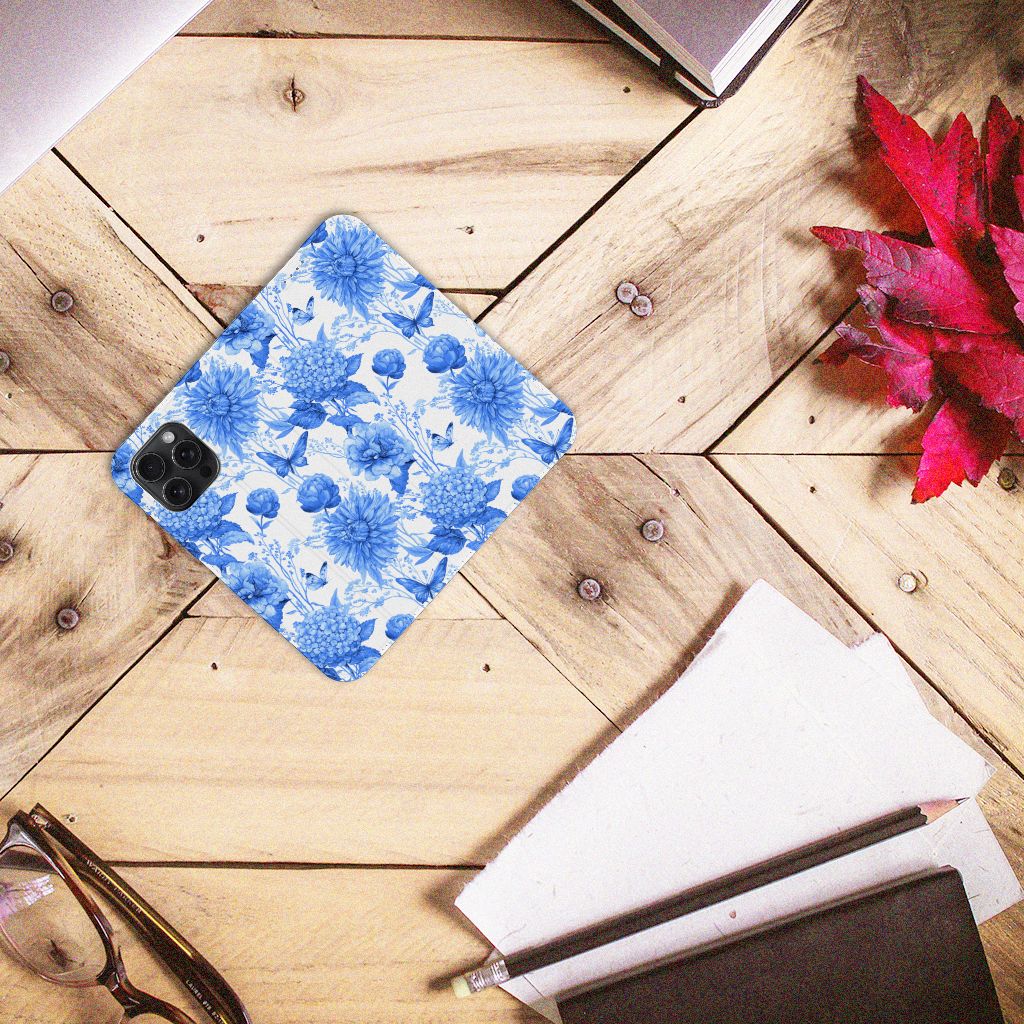 Smart Cover voor iPhone 15 Pro Max Flowers Blue met prachtig Delftsblauw bloemenontwerp op een houten tafel.