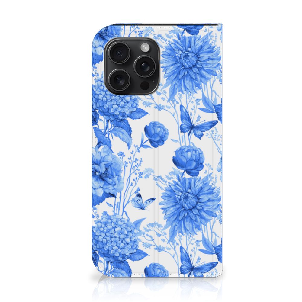 Smart Cover voor iPhone 15 Pro Max Flowers Blue met bloemen en vlinders in delftsblauw design 🌼