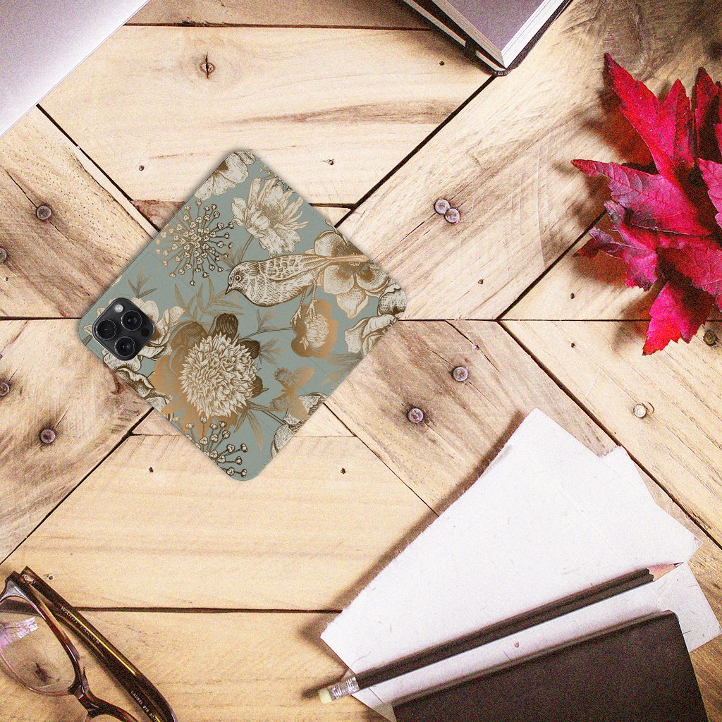 Smart Cover voor iPhone 15 Pro Max Vintage Bird Flowers met bloemen en vogels op een houten tafel 🌼