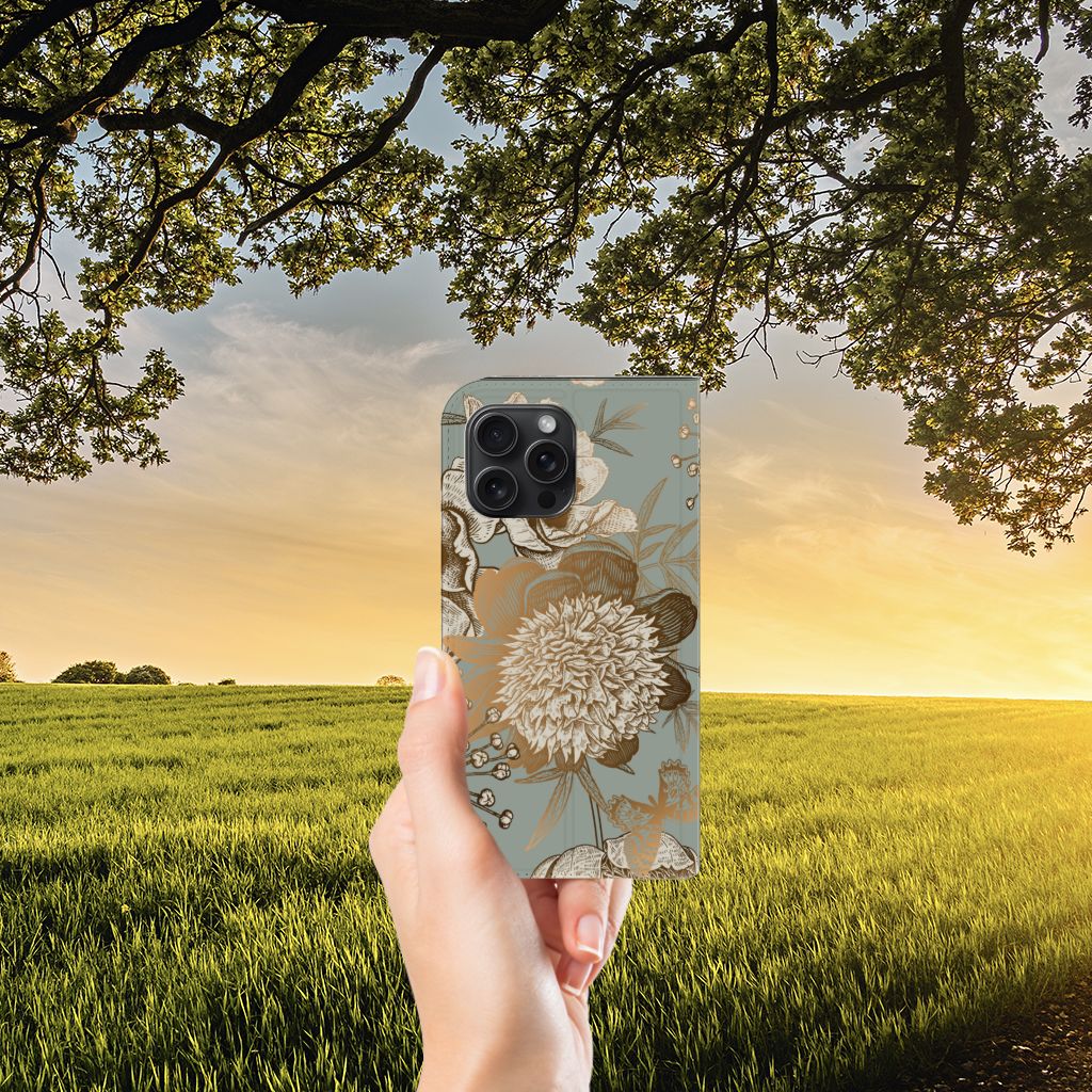 Smart Cover voor iPhone 15 Pro Max Vintage Bird Flowers met bloemenprint in hand, achtergrond van zonsondergang.