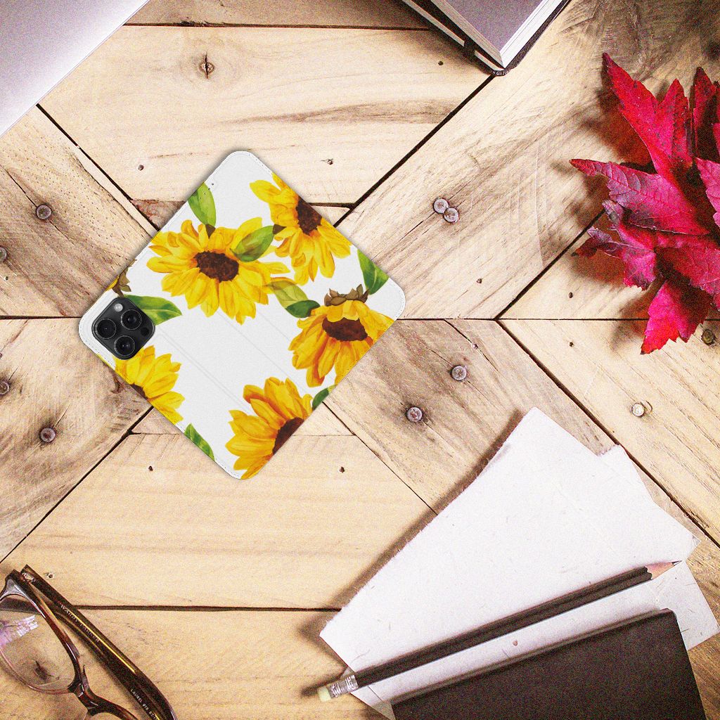 Smart Cover voor iPhone 15 Pro Max Zonnebloemen met levendige zonnebloemen 🌻 op een houten tafel.