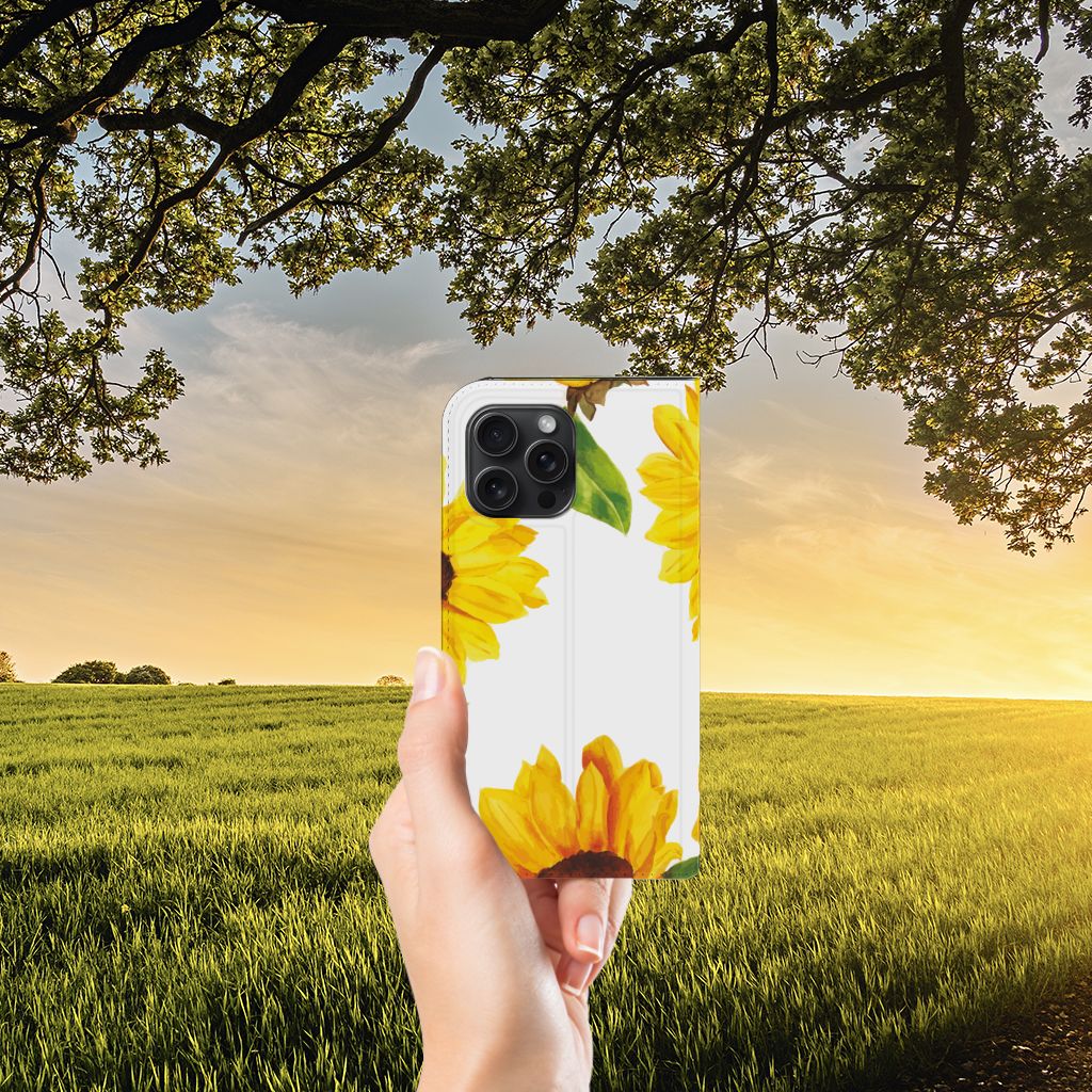 Smart Cover voor iPhone 15 Pro Max Zonnebloemen met zonnebloemen design in de natuur 🌻