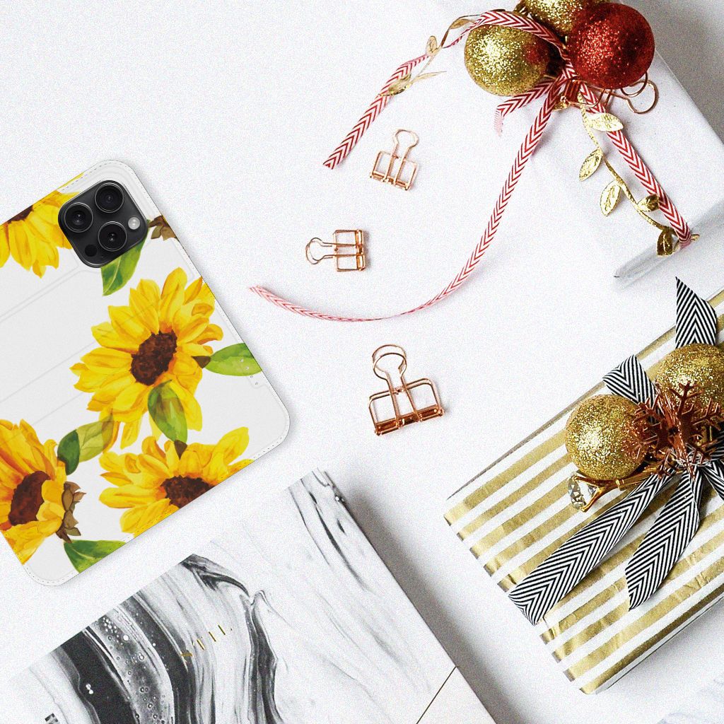 Smart Cover voor iPhone 15 Pro Zonnebloemen met zonnebloemen design, op een stijlvolle tafelsetting.