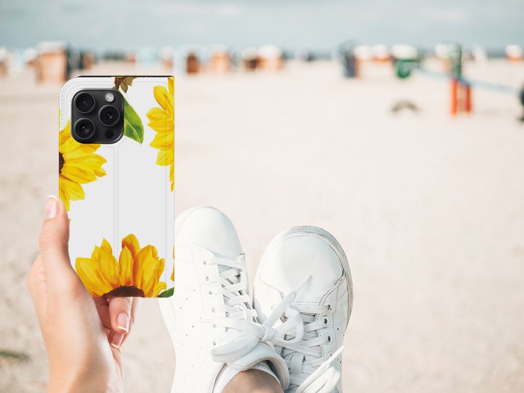 Smart Cover voor iPhone 15 Pro Zonnebloemen met zonnige zonnebloemen op een strand achtergrond 🌻