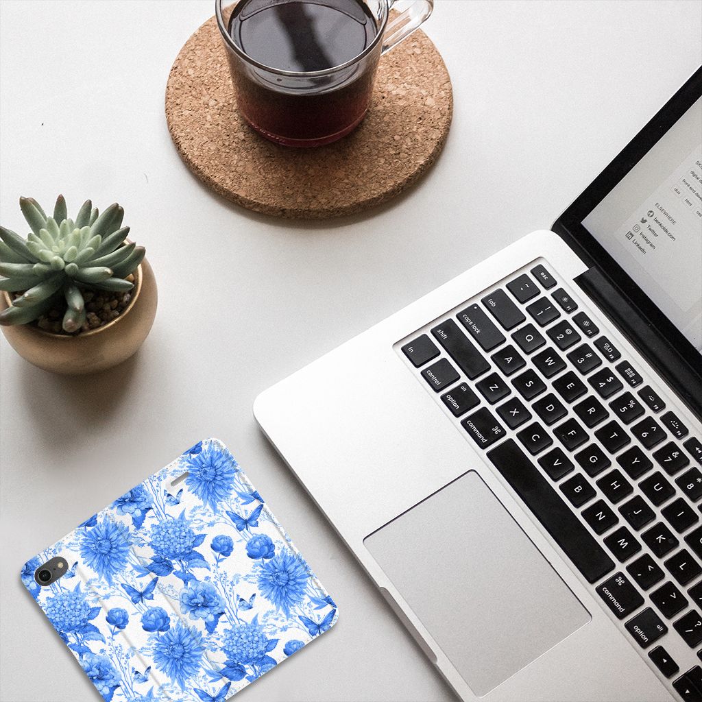 Smart Cover voor iPhone 7 | 8 | SE (2020) | SE (2022) Flowers Blue op bureau met laptop en plantaardig decor. 🌼