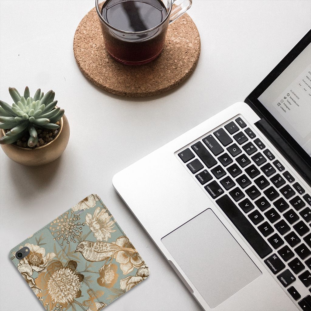 Smart Cover voor iPhone 7 | 8 | SE (2020) | SE (2022) Vintage Bird Flowers op een bureau met laptop en koffie.