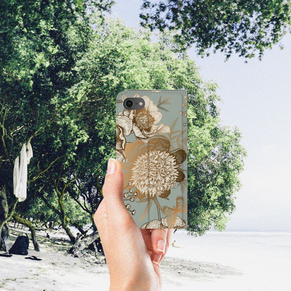Smart Cover voor iPhone 7 | 8 | SE (2020) | SE (2022) Vintage Bird Flowers in hand bij het strand.