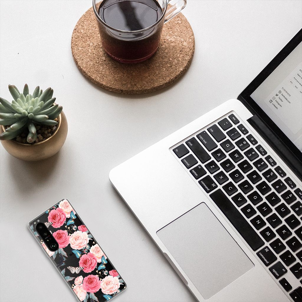 Sony Xperia 1 III TPU Case Butterfly Roses telefoonhoesje bovenaanzicht bureau laptop koffieplant