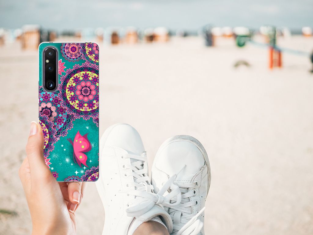 Sony Xperia 1 V Hoesje maken Cirkels en Vlinders design strand schoenen hand