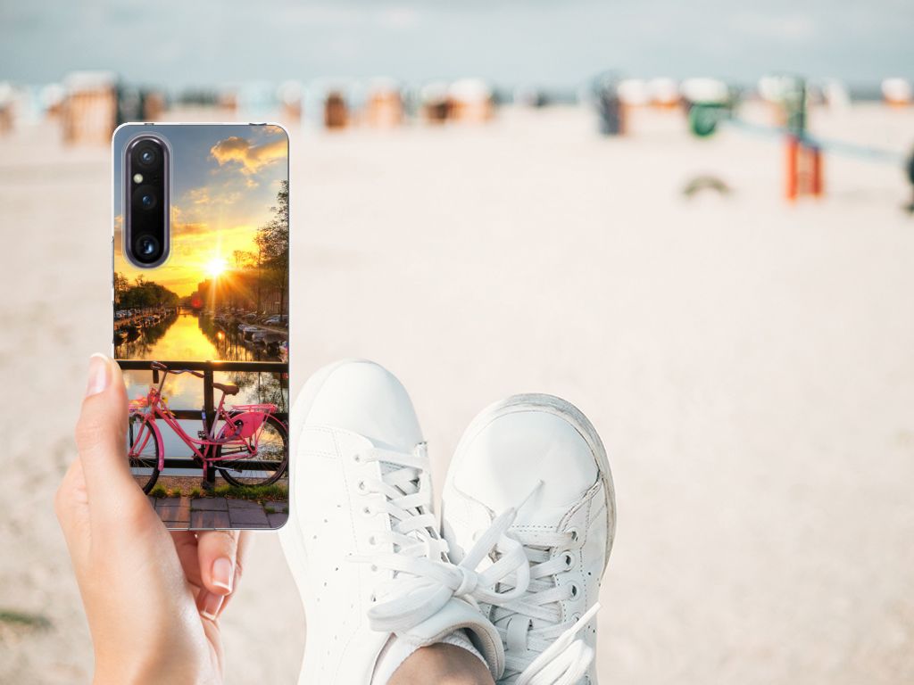 Sony Xperia 1 V Siliconen Back Cover Amsterdamse Grachten hand houder foto strand achtergrond