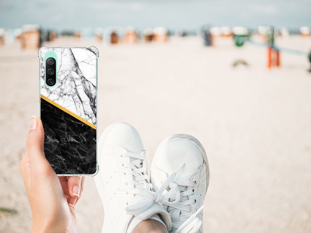 Sony Xperia 10 V Anti-Shock Hoesje Marmer Wit Zwart handschoenen strand
