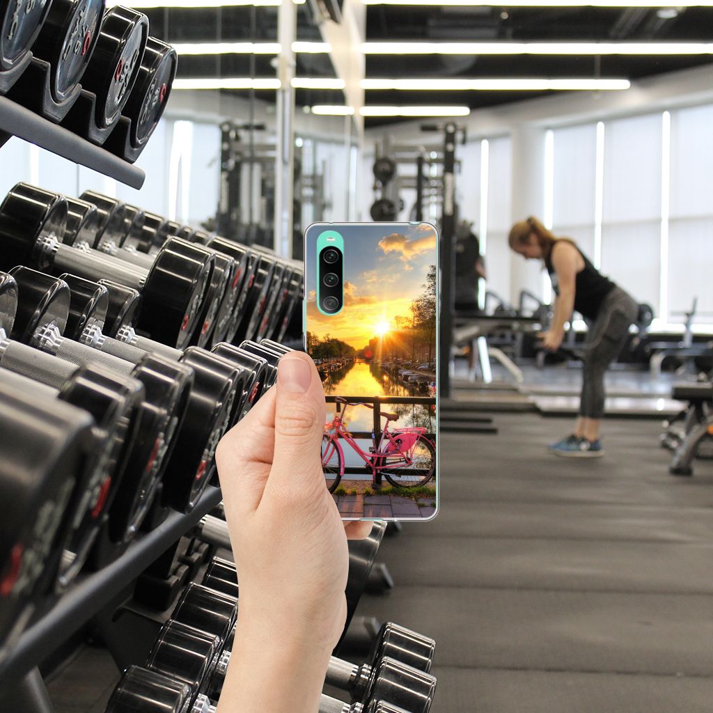 Sony Xperia 10 V Siliconen Back Cover Amsterdamse Grachten in een sportschool, perfect cadeau voor gebruiksgemak en uitstraling.