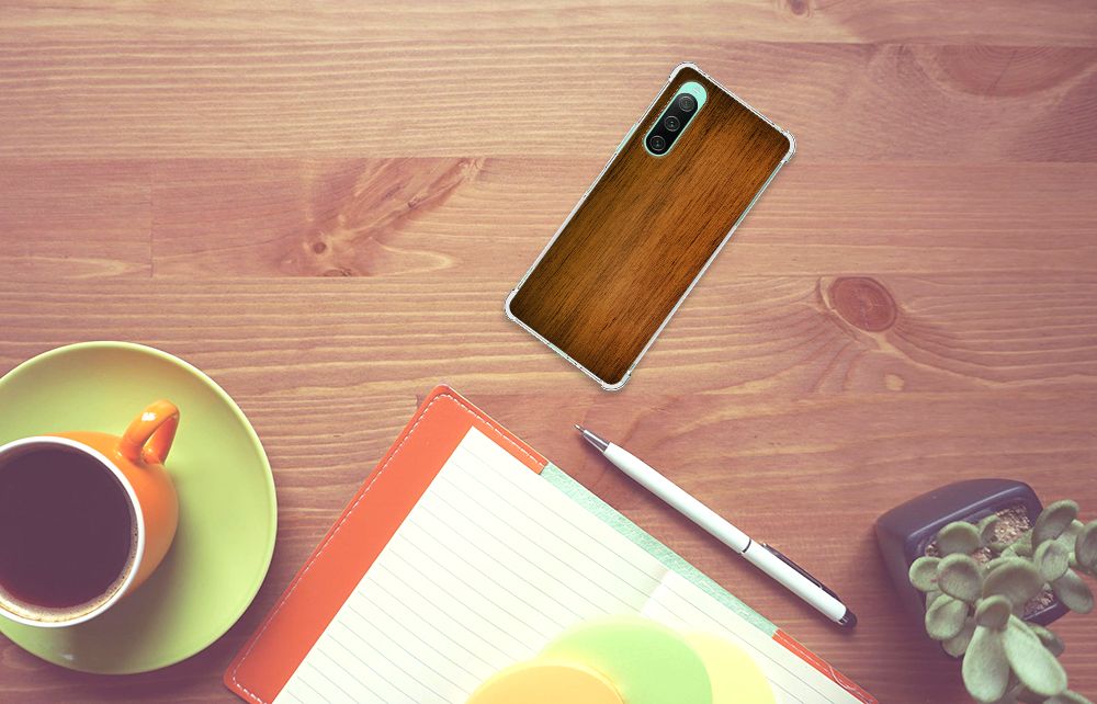 Sony Xperia 10 V Stevig Telefoonhoesje Donker Hout op bureau met notitieboekje en koffie