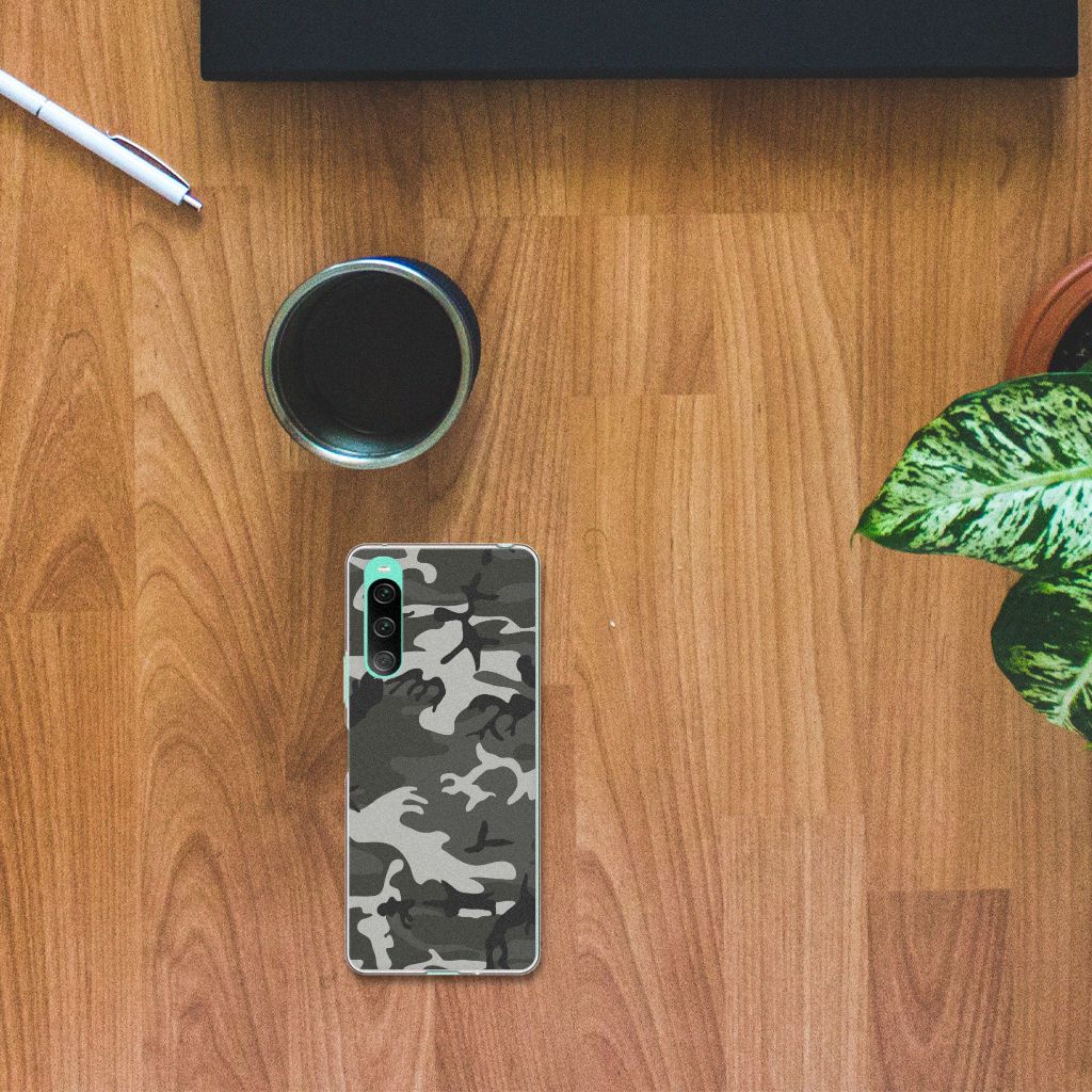 Sony Xperia 10 V TPU bumper Army Light op een houten tafel met een kopje koffie en groene plant 🌿.