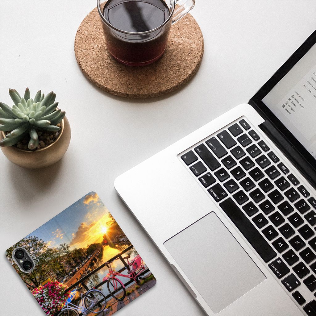 Sony Xperia 5 V Book Cover Amsterdamse Grachten met uitzicht op de Amsterdamse grachten, stijlvol en duurzaam 🌅.