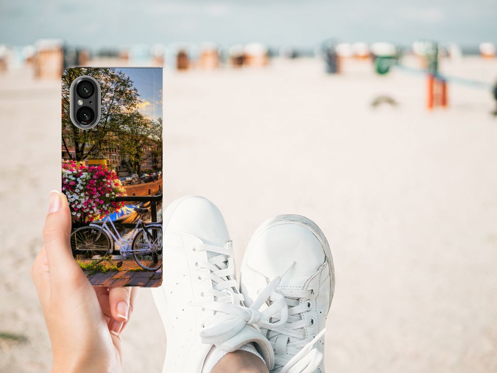 Sony Xperia 5 V Book Cover Amsterdamse Grachten met bloemen en fiets op de achtergrond, perfect als cadeau! 🌸