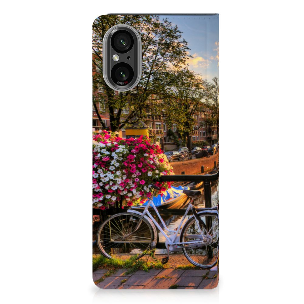 Sony Xperia 5 V Book Cover Amsterdamse Grachten met fiets en bloemen, perfect cadeau voor bescherming en duurzaamheid.