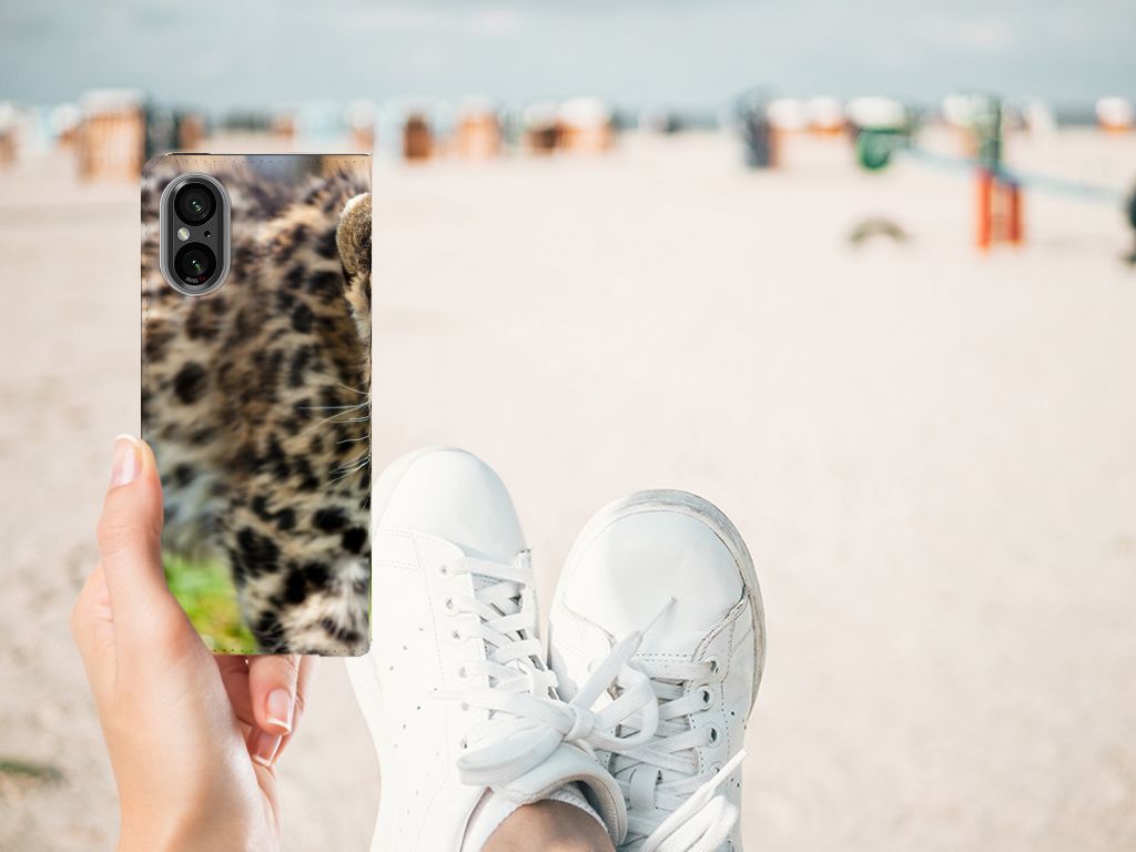 Sony Xperia 5 V Hoesje maken Baby Luipaard in handen op het strand, perfect cadeau voor dierliefhebbers!