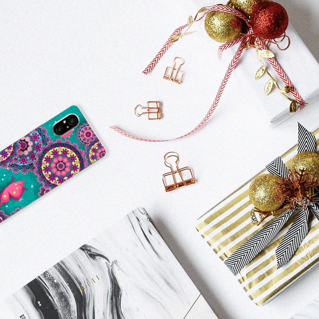 Sony Xperia 5 V Hoesje maken Cirkels en Vlinders op een tafel met kerstcadeaus en decoratie