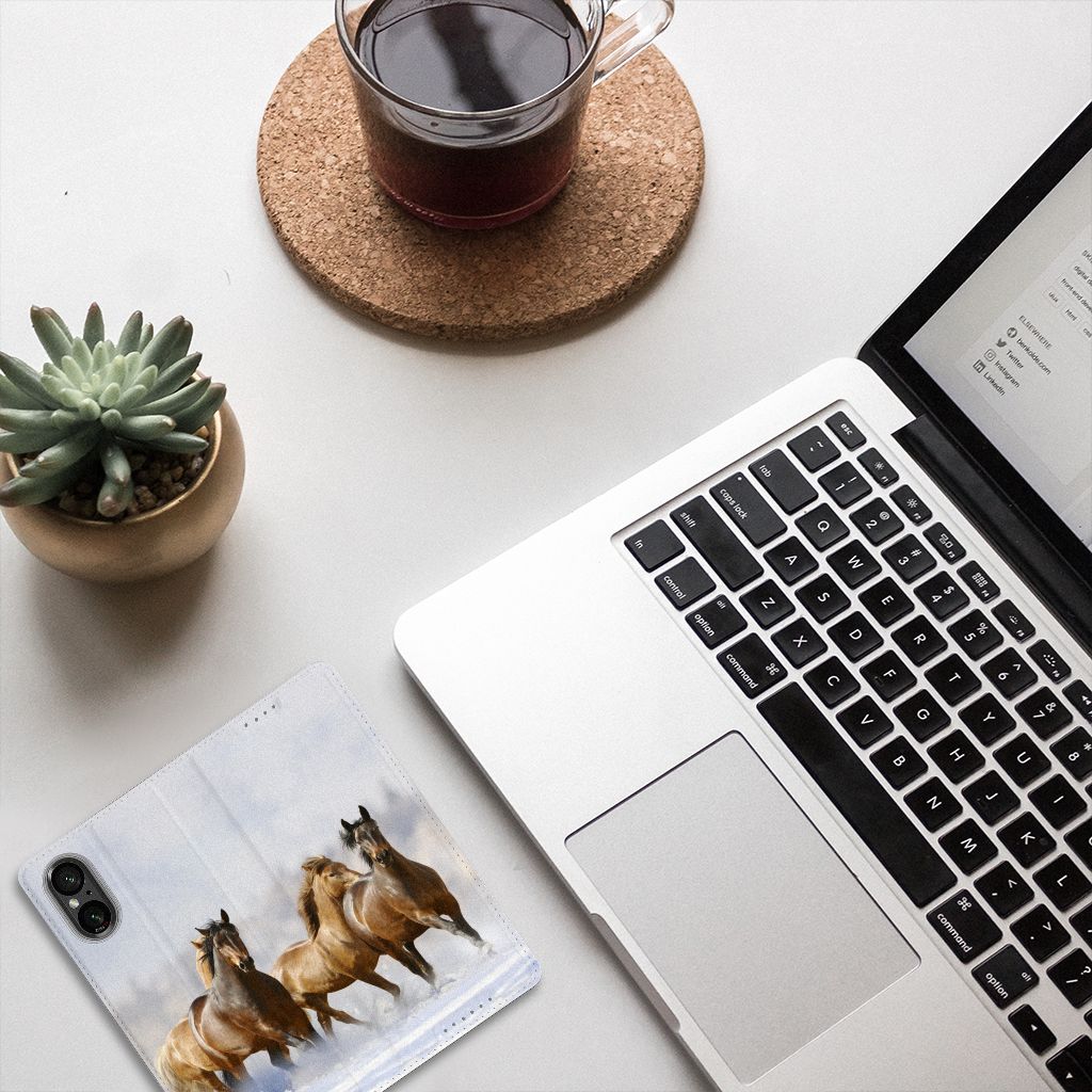 Sony Xperia 5 V Hoesje maken Paarden op bureau naast laptop en plant met koffie.