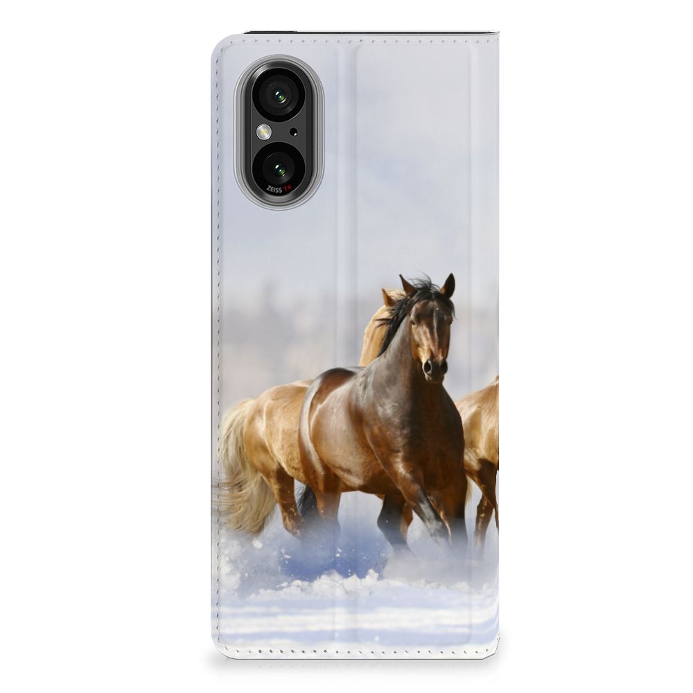 Sony Xperia 5 V Hoesje maken Paarden met een prachtig ontwerp van rennende paarden in een sneeuwlandschap.