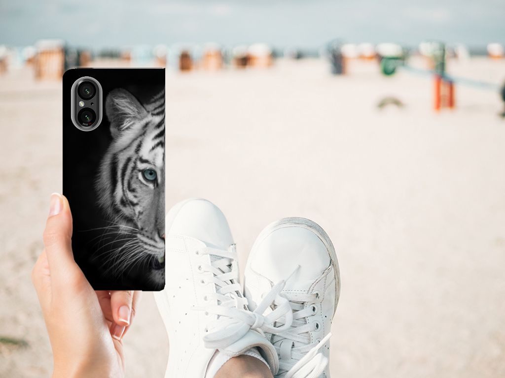 Sony Xperia 5 V Hoesje maken Tijger telefoonhoesje tijger close-up strand