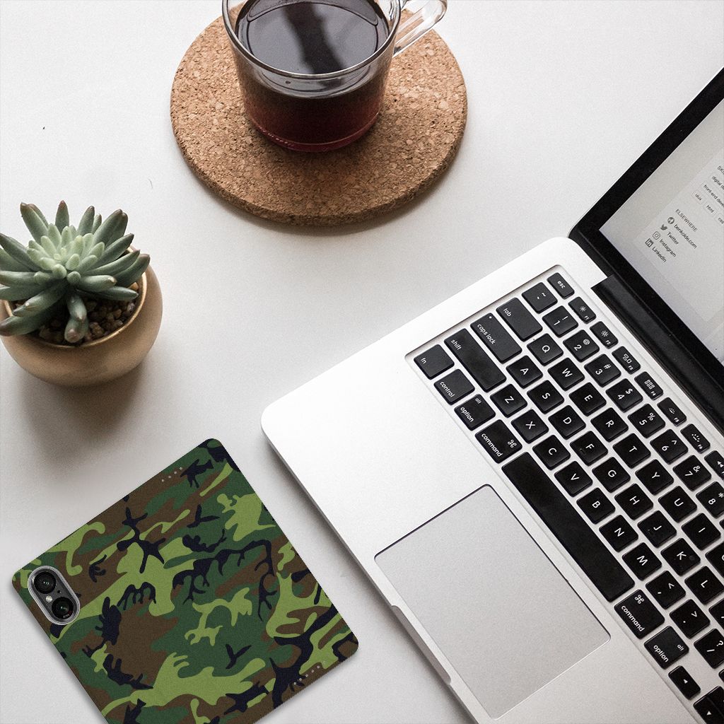 Sony Xperia 5 V Hoesje met Magneet Army Dark camouflage design bovenaanzicht laptop koffie