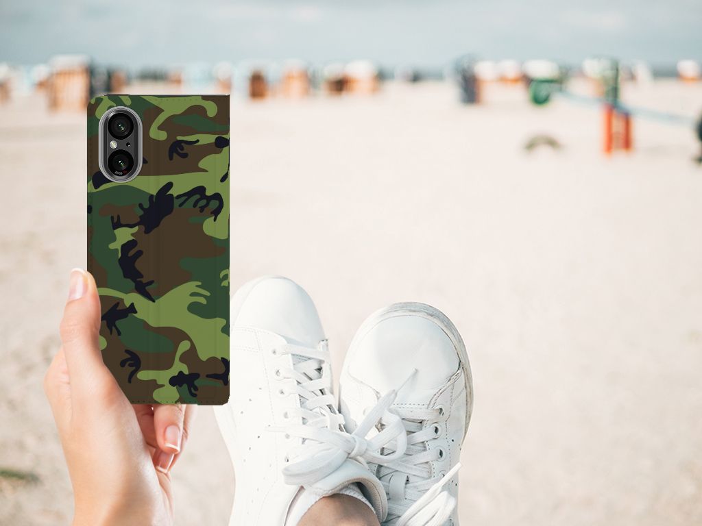 Sony Xperia 5 V Hoesje met Magneet Army Dark camouflage design hand strand