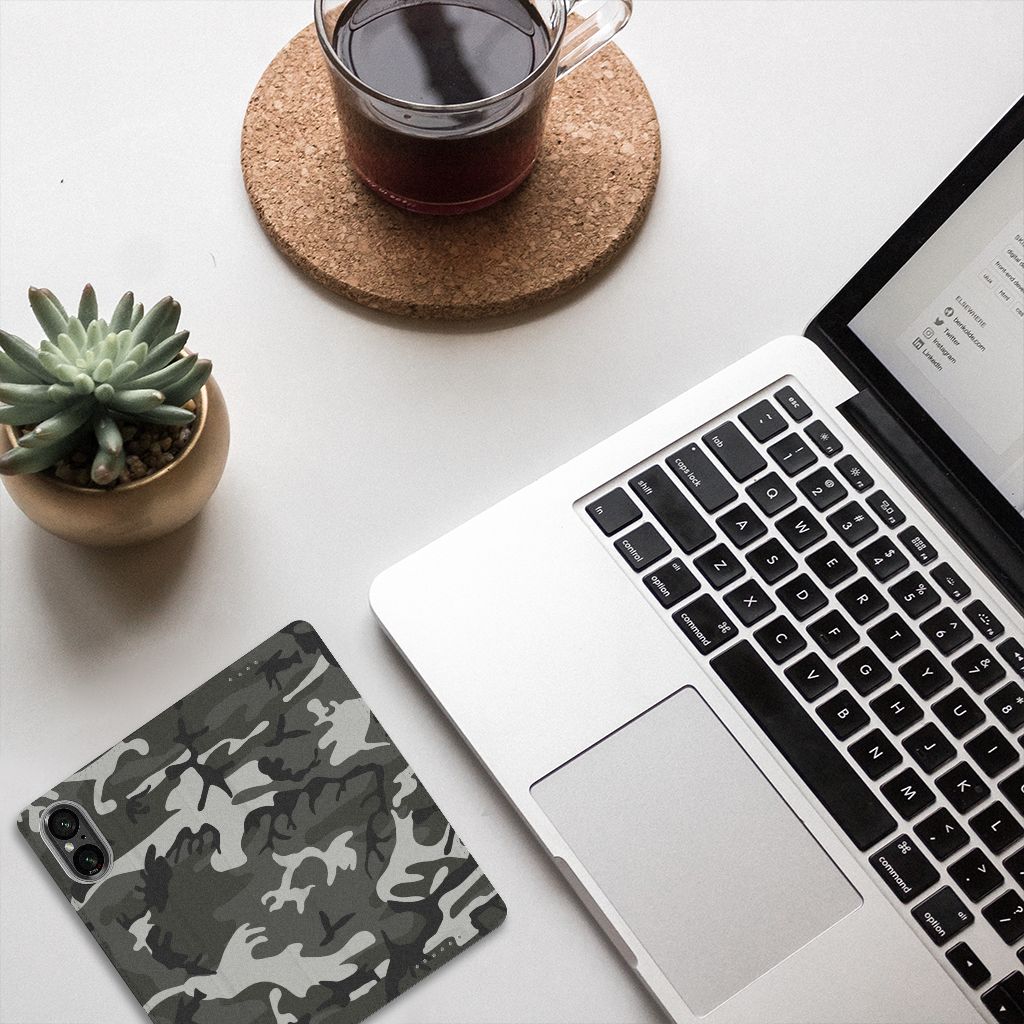 Sony Xperia 5 V Hoesje met Magneet Army Light camouflage donker bovenaanzicht