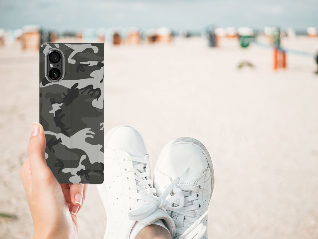 Sony Xperia 5 V Hoesje met Magneet Army Light camouflage hand strand