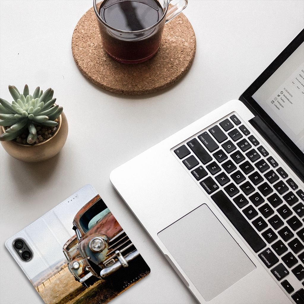 Sony Xperia 5 V Stand Case Vintage Auto op bureau met laptop en koffie☕, perfect als cadeau voor autoliefhebbers.