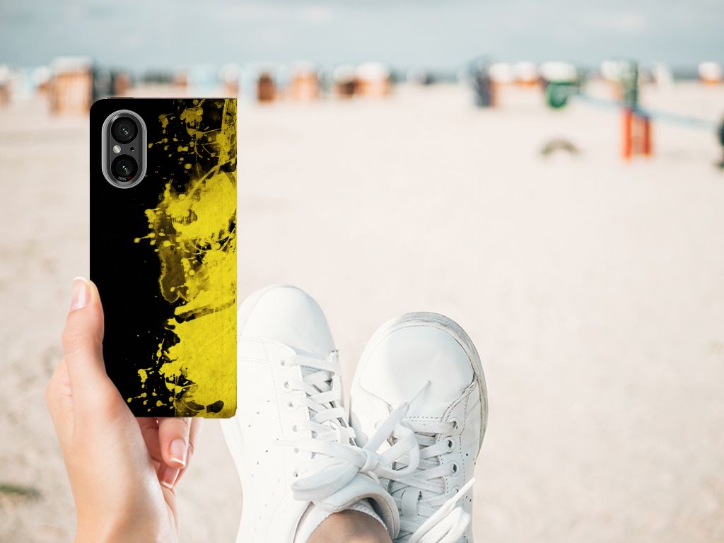 Sony Xperia 5 V Standcase België design hoesje zwart geel aanzicht