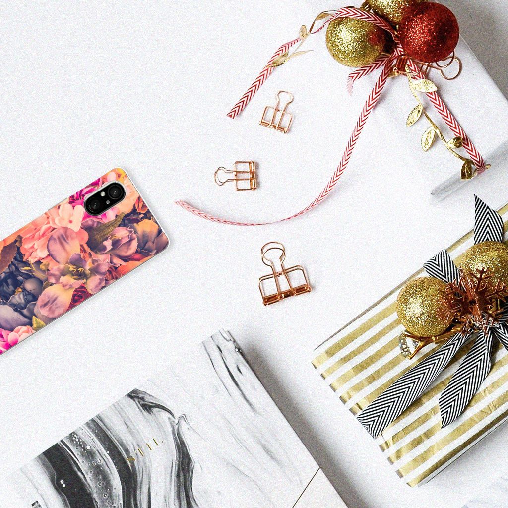 Sony Xperia 5 V TPU Case Bosje Bloemen met kleurrijke bloemen op een stijlvolle tafel met cadeaus en kantooraccessoires.