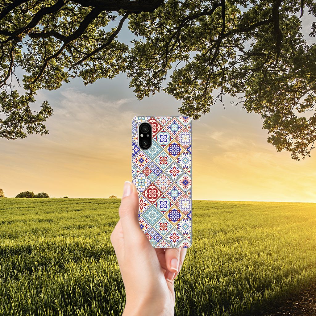 Sony Xperia 5 V TPU Siliconen Hoesje Tiles Color in hand met kleurrijk design op een achtergrond van natuur.