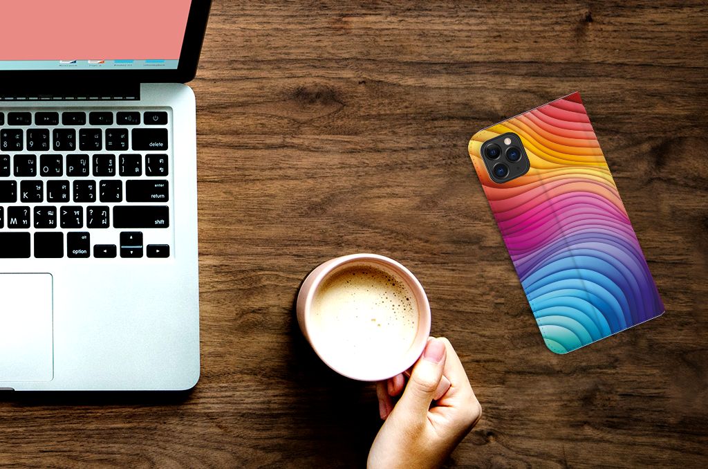 Stand Case voor Apple iPhone 11 Pro Max Regenboog met kleurrijk design op bureautafel en koffie ☕.