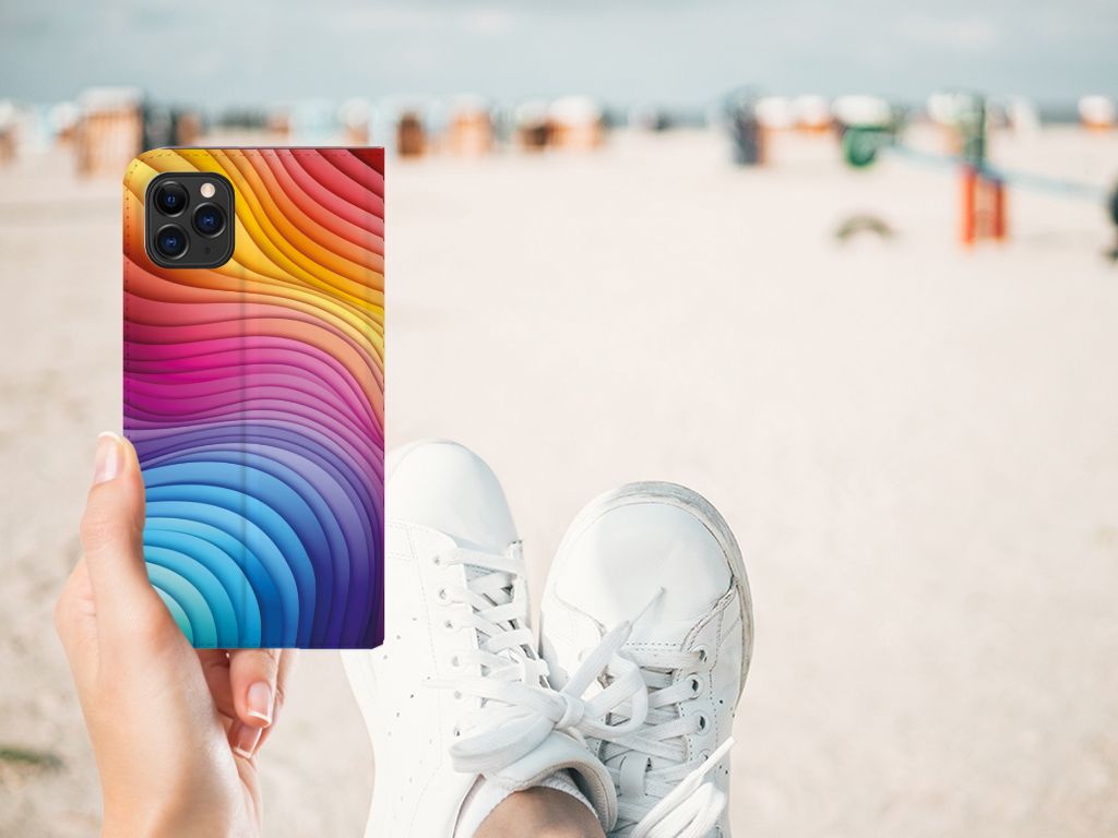Stand Case voor Apple iPhone 11 Pro Max Regenboog op het strand met sneakers eronder.