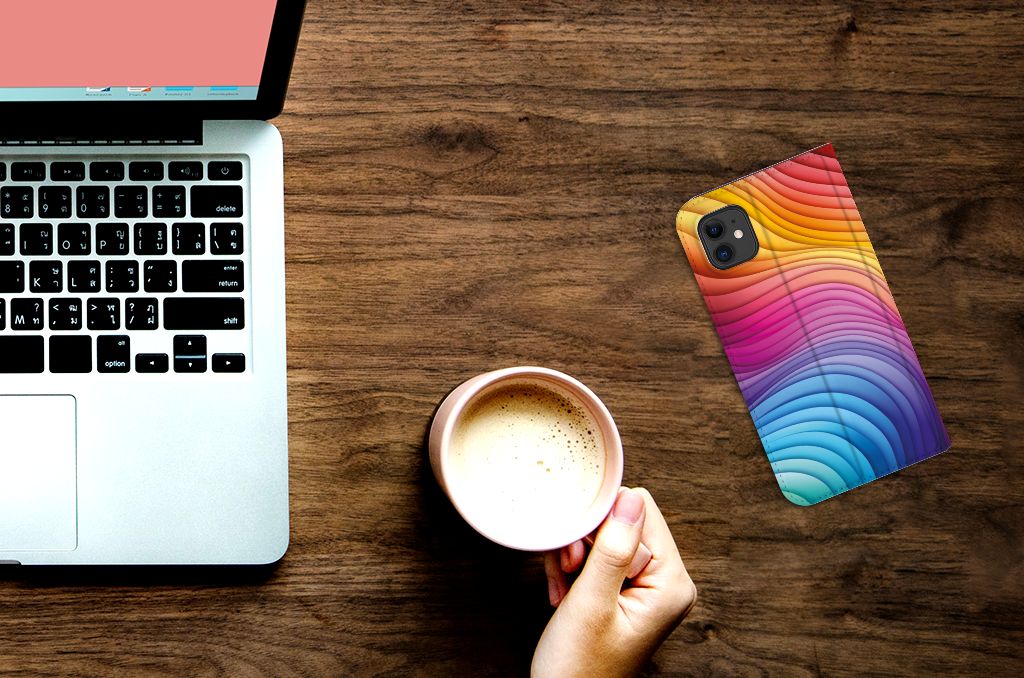 Stand Case voor Apple iPhone 11 Regenboog op een bureau naast een kop koffie ☕.