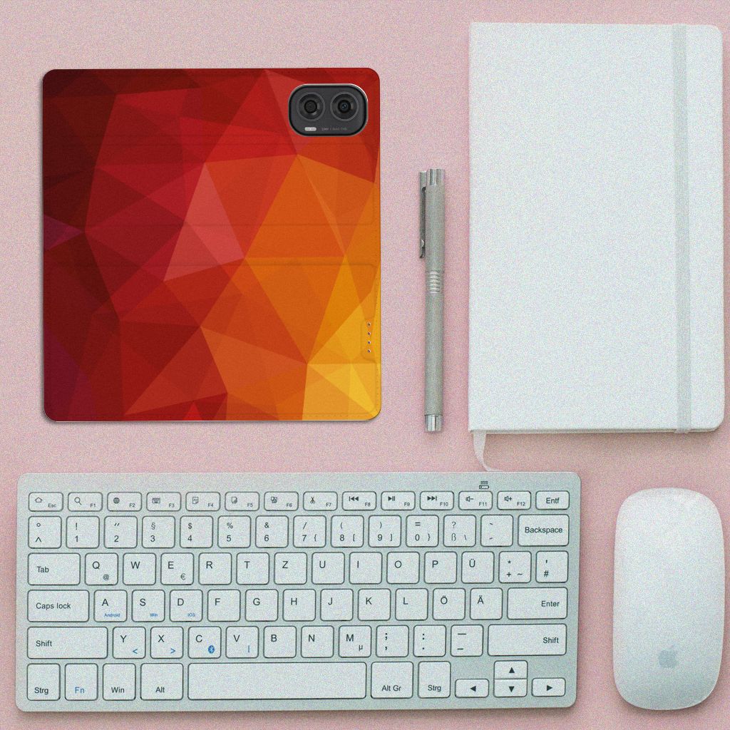 Stand Case voor Motorola Moto G24 | G04 | G24 Power Polygon Red met abstracte vormen op een bureau met toetsenbord en notitieboek.