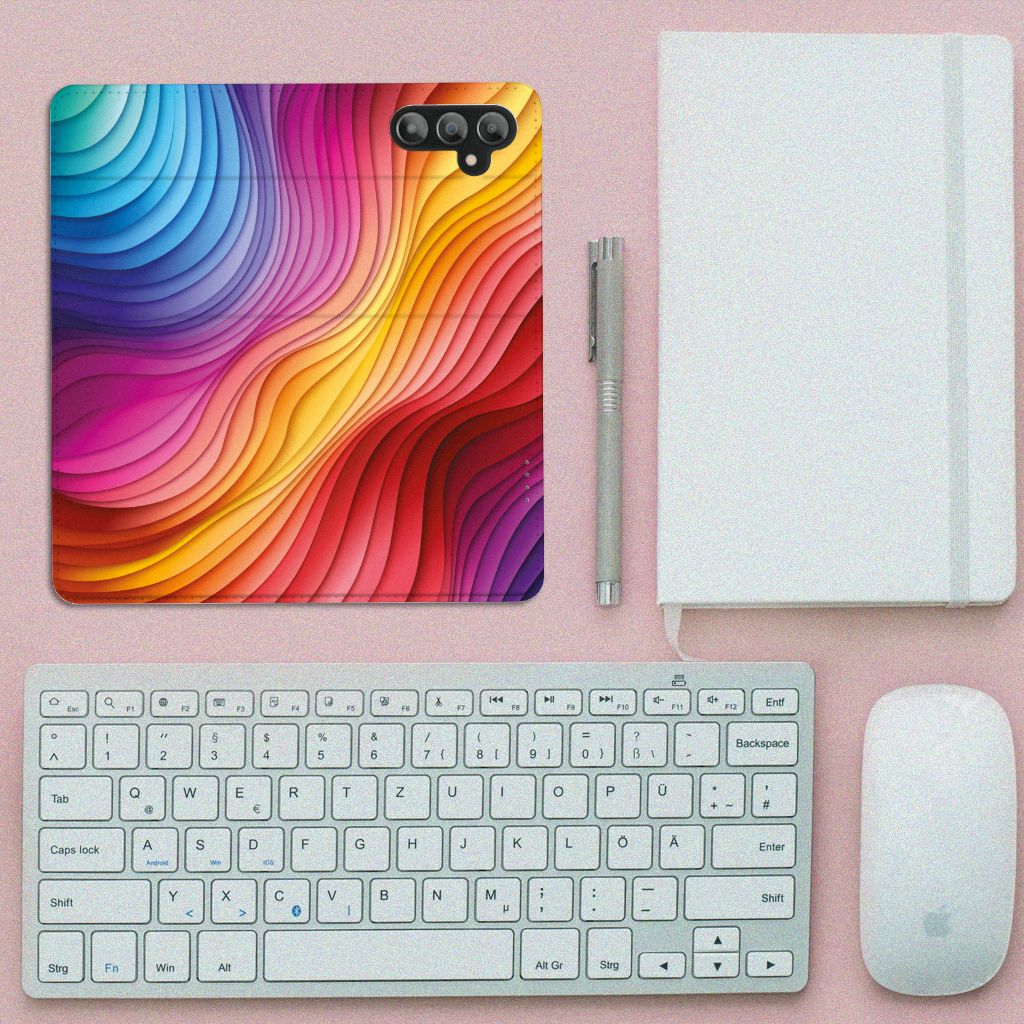 Stand Case voor Samsung Galaxy A14 4G Regenboog met kleurrijke golfpatronen op een bureau met toetsenbord