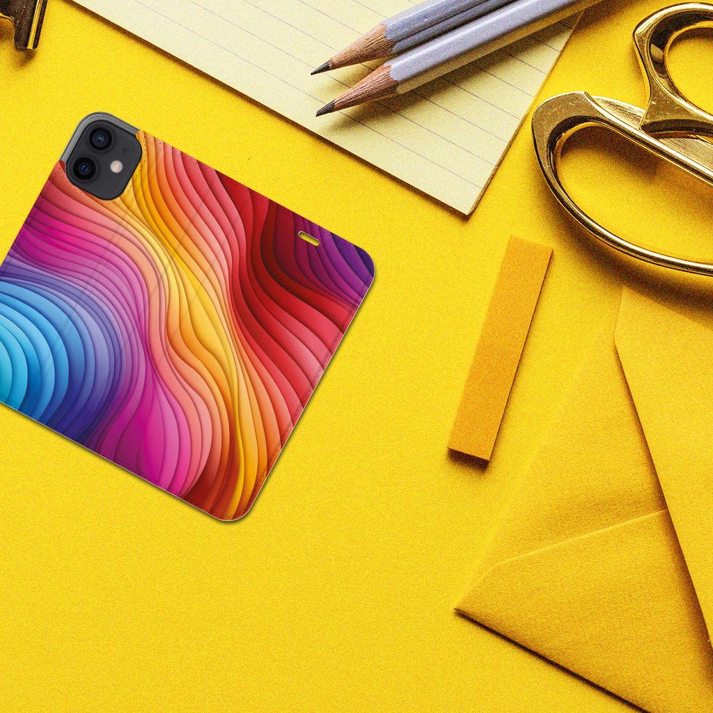 Stand Case voor iPhone 12 Mini Regenboog met kleurrijk golfpatroon op een geel bureau