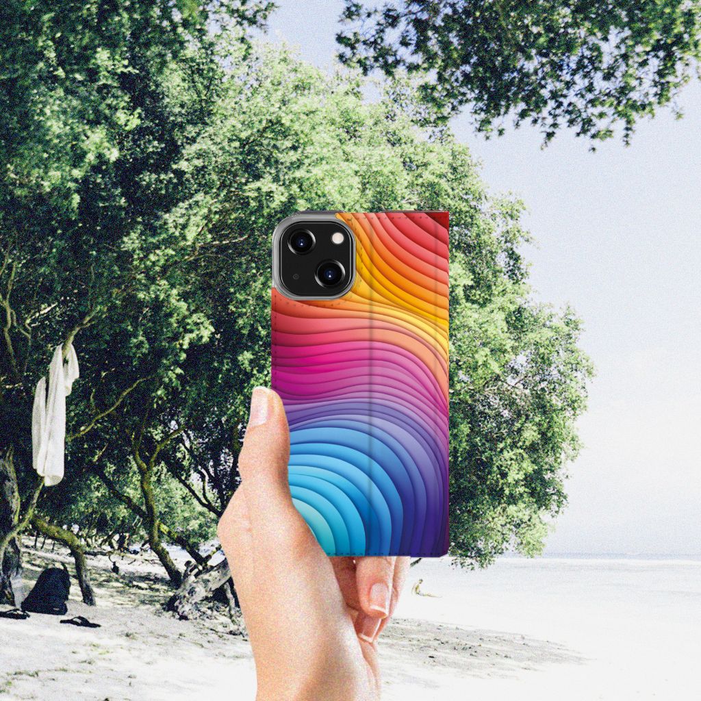 Stand Case voor iPhone 14 Regenboog met kleurrijk golfdesign in een zonnige omgeving 🌈