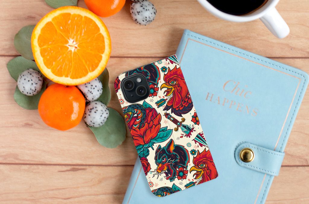 Stand Case voor iPhone 15 Old Skool met vintage tatoeage design en kleurrijke bloemen en dieren.